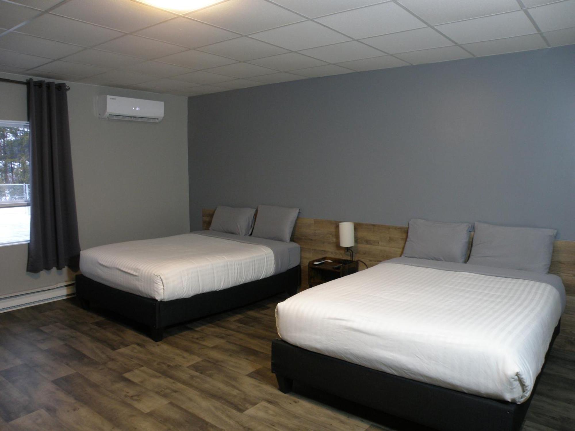 Motel Hotelia Saint-Ambroise Exterior photo